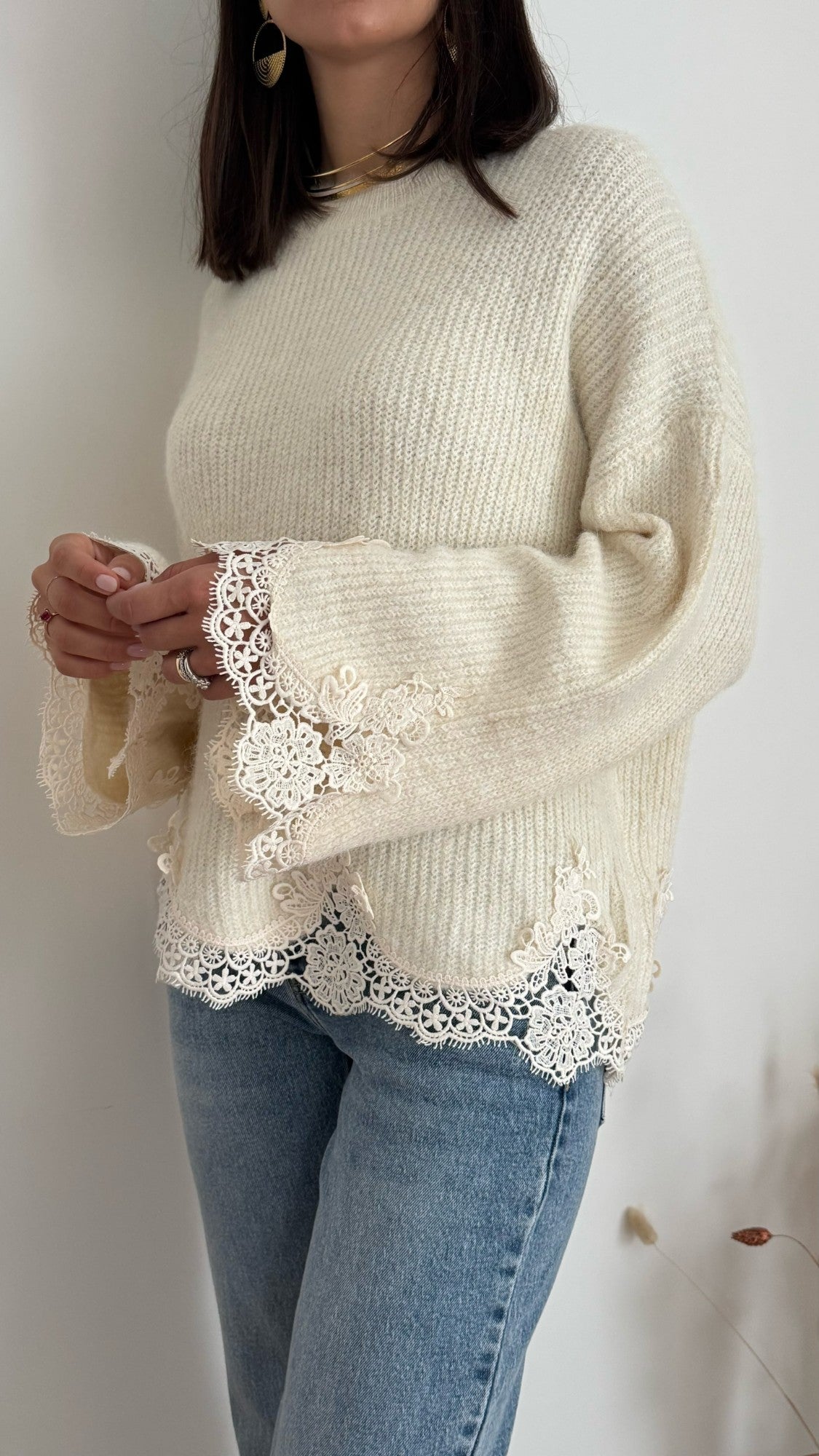 Maglione panna con maniche e orlo in pizzo
